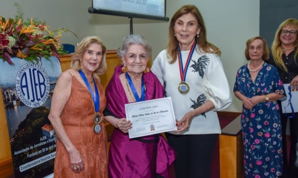 Auditório lotado em noite de posse das novas jornalistas e escritoras