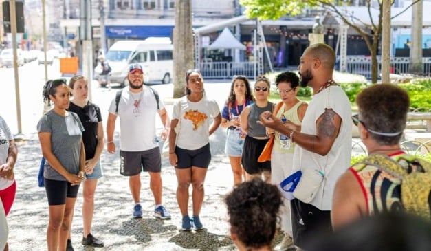 Professor e historiador Marcus Vinícius Sant'ana, caminha Guia Negro Centro de Vitória