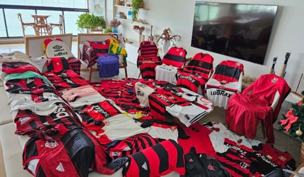 Coleção com 60 camisas do Flamengo