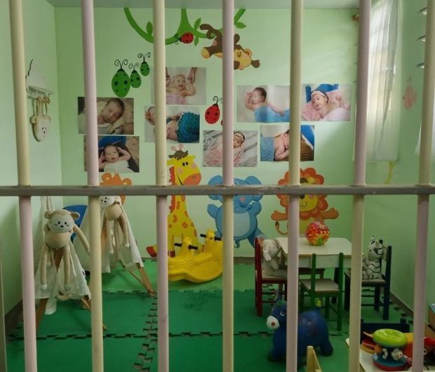 Como é a vida das mães presas e seus bebês em presídios do ES