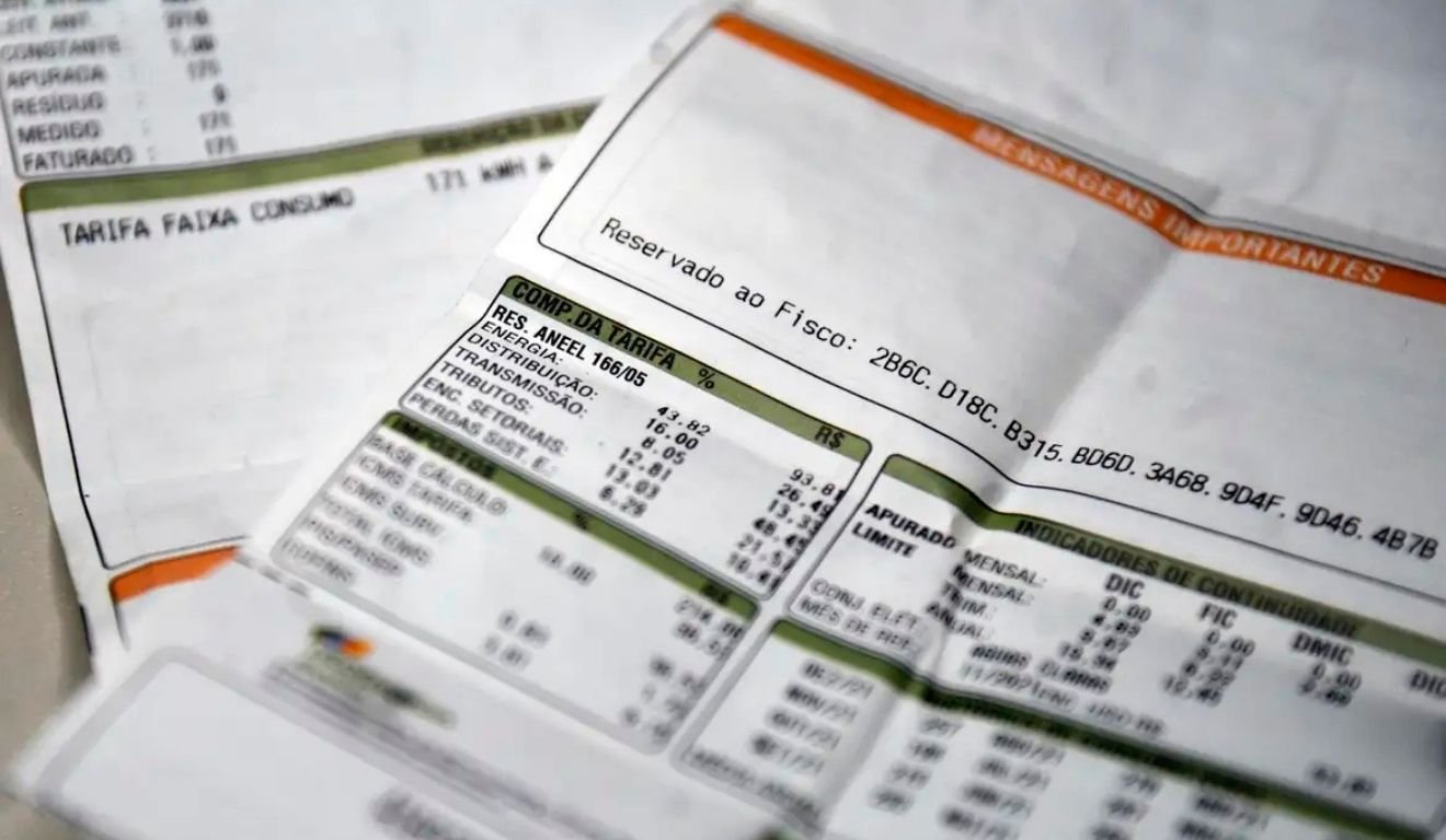 Em agosto e setembro, a Aneel havia acionado a bandeira vermelha patamar 2, com adicional de R$ 7,87 por 100 kWh. Foto: Marcello Casal Jr/ Agência Brasil Em agosto e setembro, a Aneel havia acionado a bandeira vermelha patamar 2, com adicional de R$ 7,87 por 100 kWh. Foto: Marcello Casal Jr/ Agência Brasil