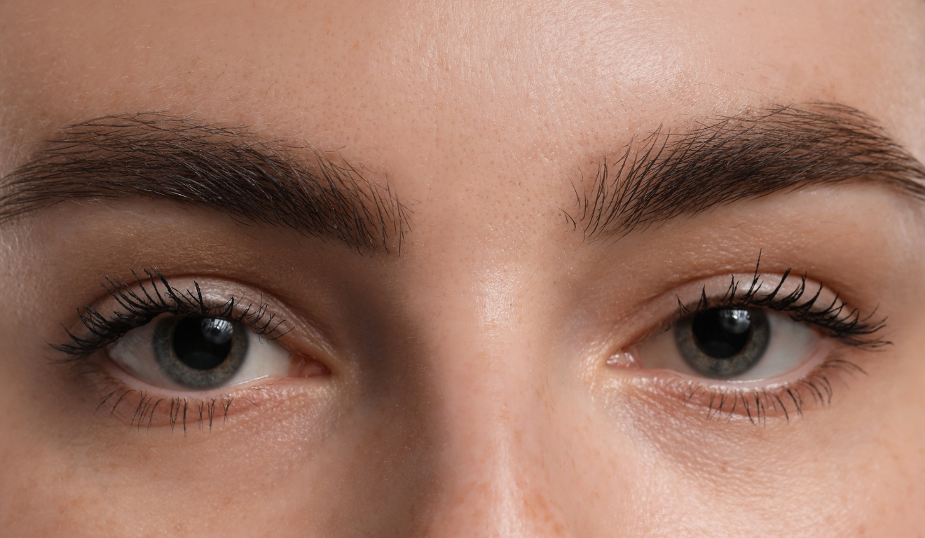 Com o formato de sobrancelha certo, você pode afinar e levantar seu rosto redondo, criando um olhar marcante e harmonioso Com o formato de sobrancelha certo, você pode afinar e levantar seu rosto redondo, criando um olhar marcante e harmonioso