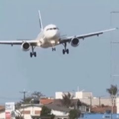 Avião pousa de lado no aeroporto de Navegantes devido à forte ventania/Reprodução Redes Sociais