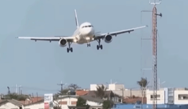 Avião pousa de lado no aeroporto de Navegantes devido à forte ventania/Reprodução Redes Sociais