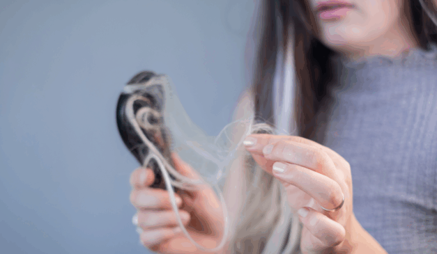 Descubra como uma simples mistura de café e condicionador pode cobrir os cabelos brancos de forma natural, sem químicos e sem gastos com o salão
