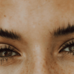 Óleo mais indicado para usar nas sobrancelhas/Canva