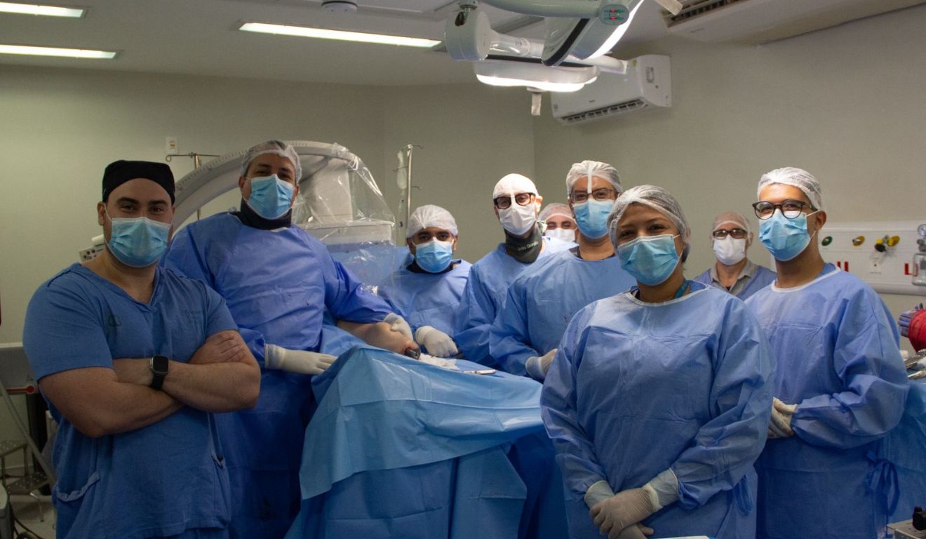 Equipe responsável por 1ª osteointegração do ES
