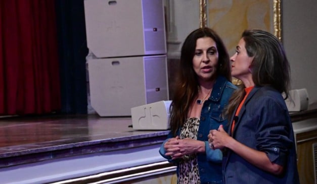 Érika Kunkel e Flávia Dalla Bernardina mostram como ficou o Teatro Carlos Gomes após a reforma