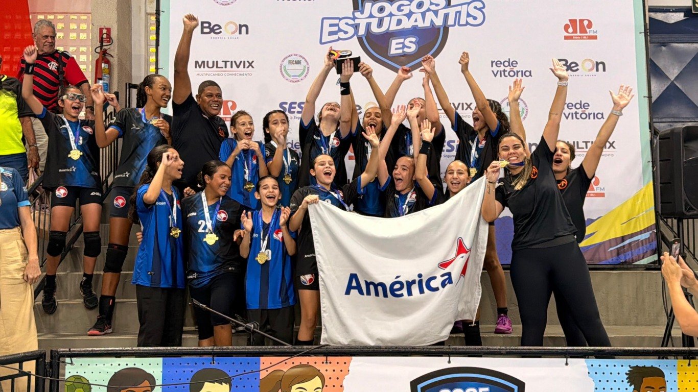 Escola América comemora o ouro no handebol (Foto: Raquel Medeiros/Fecade)