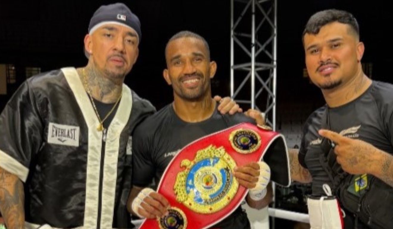 Esquiva Falcão com o cinturão dos meio-pesados do CNB. Fight Music Show (FMS)