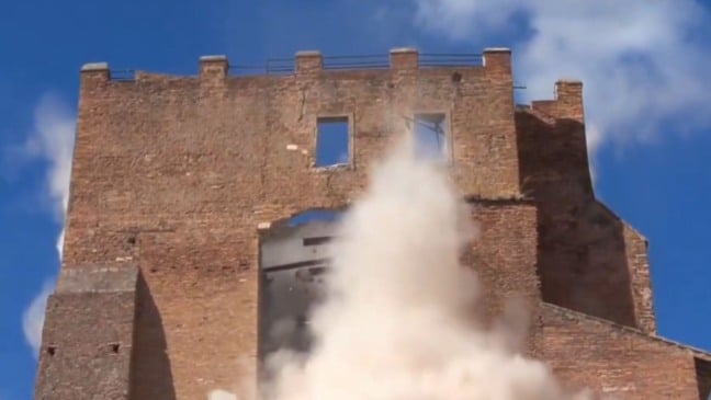 Parte da Torre dei Conti desaba em Roma (Foto/reprodução: X)