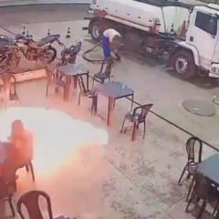 Palito de fósforo causa incêndio em posto de gasolina (Foto/reprodução: Portal R10)