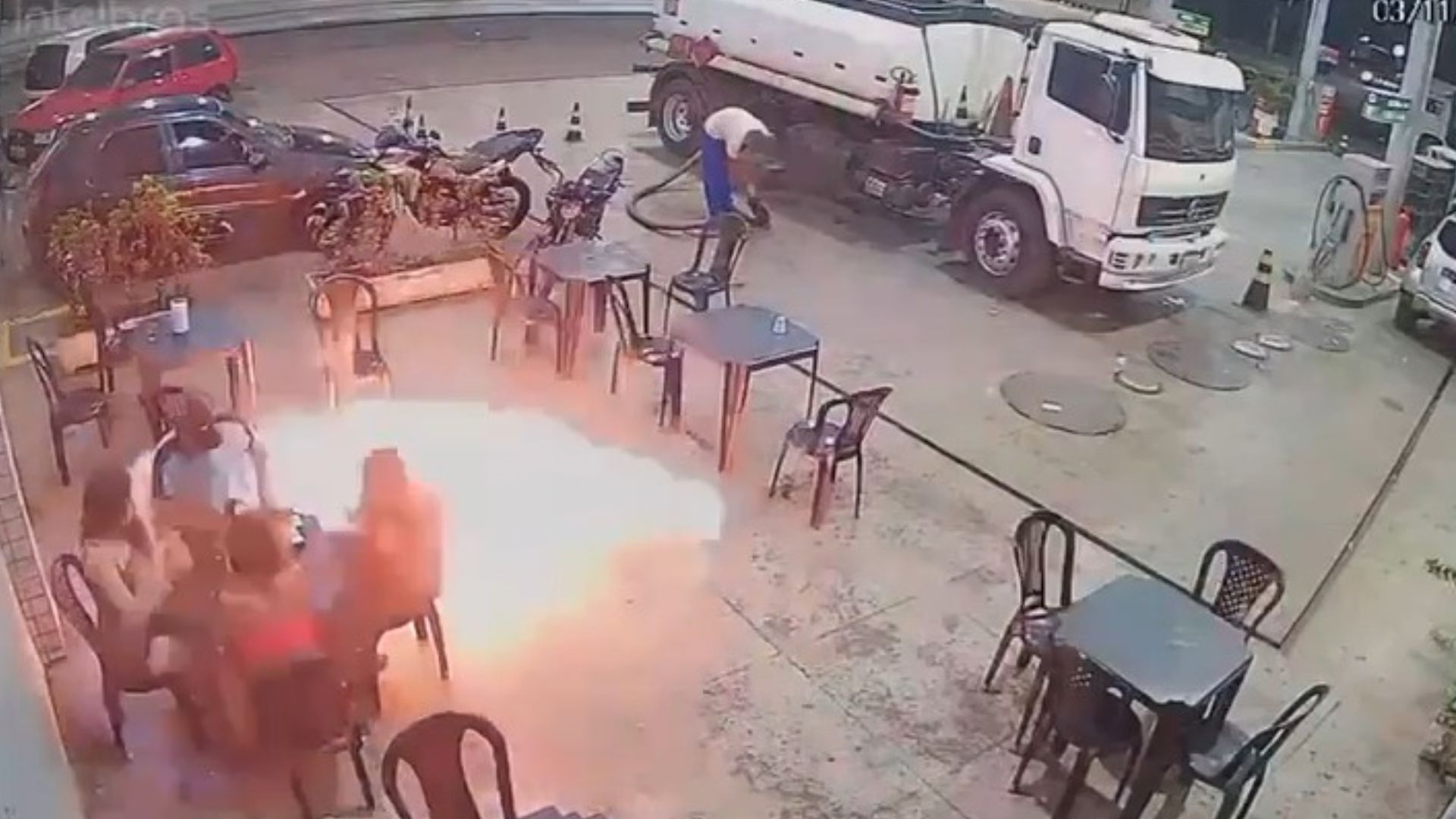 Palito de fósforo causa incêndio em posto de gasolina (Foto/reprodução: Portal R10)