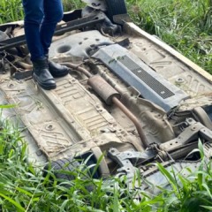 Carro capota na Serra (Foto: Thiago Soares)