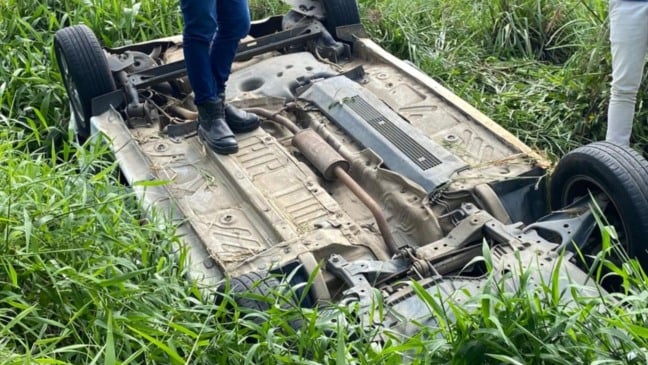 Carro capota na Serra (Foto: Thiago Soares)