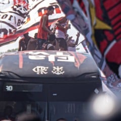 AeroFla: torcida faz festa no embarque do Flamengo para a final da Libertadores.