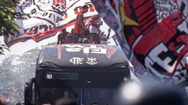 AeroFla: torcida faz festa no embarque do Flamengo para a final da Libertadores.