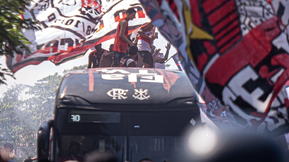 AeroFla: torcida faz festa no embarque do Flamengo para a final da Libertadores. AeroFla: torcida faz festa no embarque do Flamengo para a final da Libertadores.