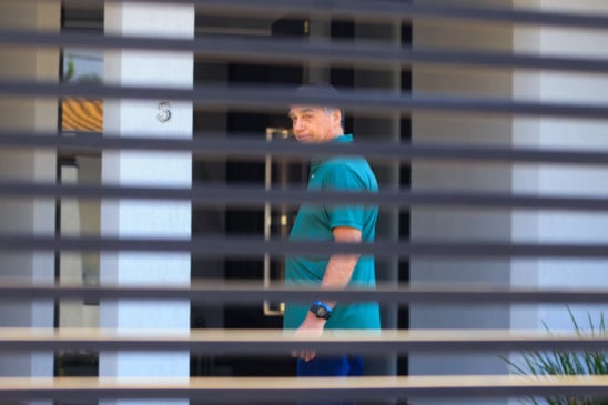 Jair Bolsonaro em sua casa, onde cumpre prisão domiciliar Foto: Wilton Júnior/Estadão