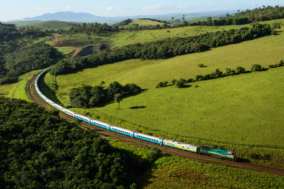 Minas Gerais (MG), Brasil, 12/03/2014 - Testes verificam desempenho do novo trem de passageiros da Estrada de Ferro Vitória a Minas (EFVM). A frota, de 56 carros, foi fabricada na Romênia e obedece a padrões europeus de qualidade. Na foto, os novos carros percorrendo o trecho de 664 km que liga Porto Velho, em Cariacica, (ES) até Belo Horizonte (MG).
