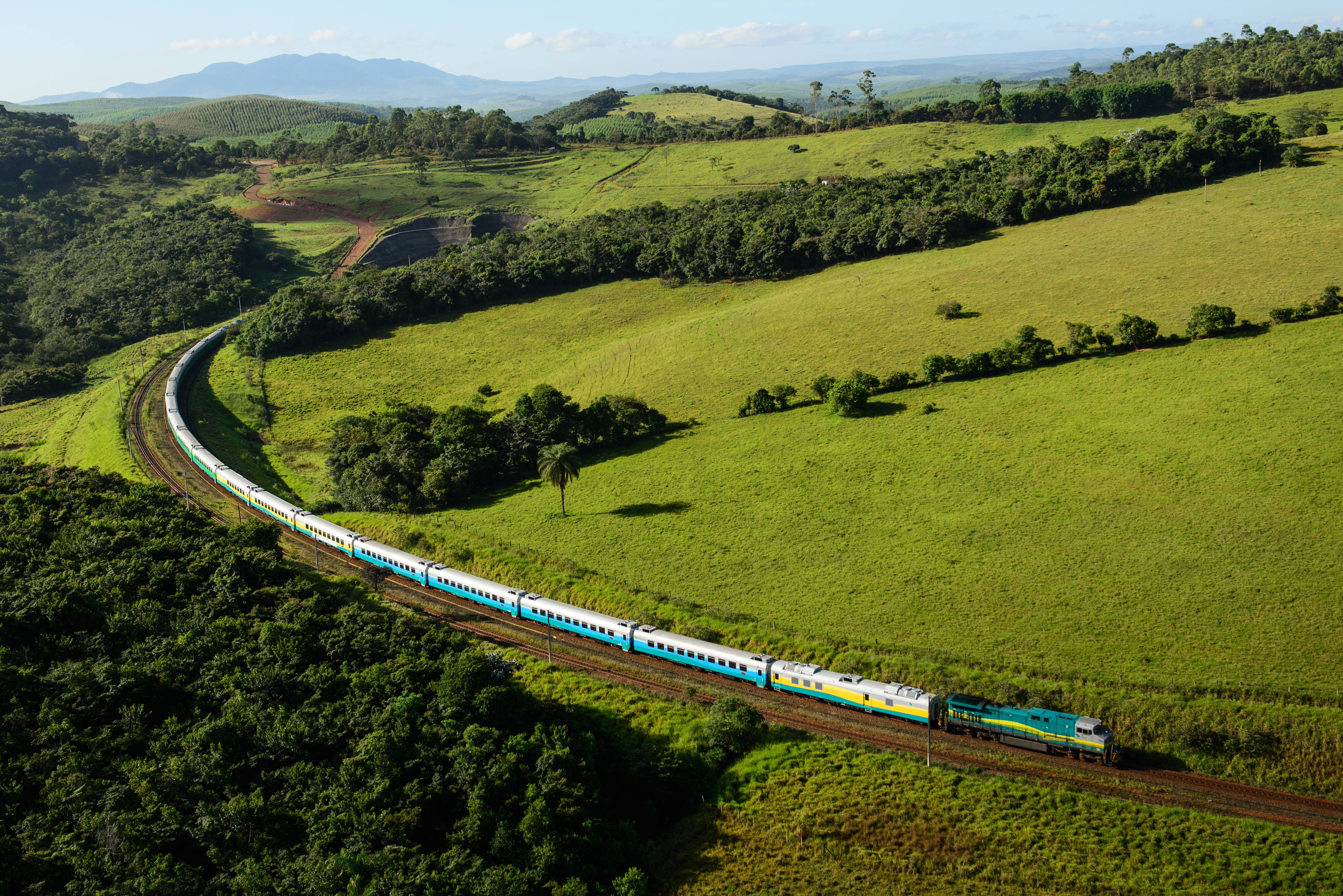 Minas Gerais (MG), Brasil, 12/03/2014 - Testes verificam desempenho do novo trem de passageiros da Estrada de Ferro Vitória a Minas (EFVM). A frota, de 56 carros, foi fabricada na Romênia e obedece a padrões europeus de qualidade. Na foto, os novos carros percorrendo o trecho de 664 km que liga Porto Velho, em Cariacica, (ES) até Belo Horizonte (MG).