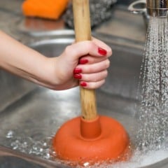 Os métodos mais usados para desentupir ralos e pias sem danificar a tubulação