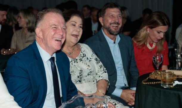 Líderes empresariais em uma noite marcada por celebração