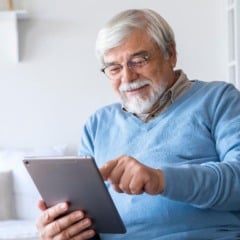 Idoso conectado
