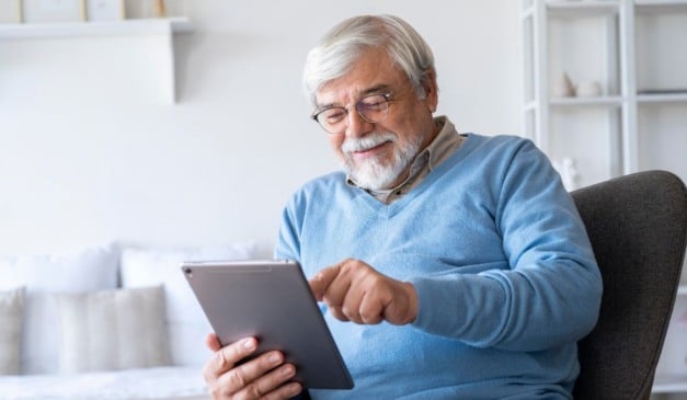 Idoso conectado