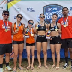 Dobradinha do Colégio IPE no vôlei de praia feminino infantil e juvenil