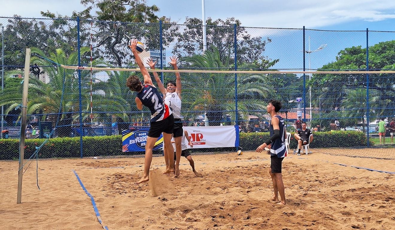 Enzo Hermes Santuzzi e Dante Devens, Escola Americana, final do vôlei de praia juvenil masculino