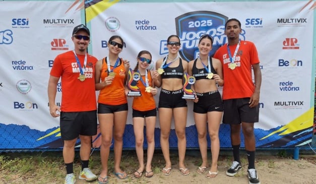 Dobradinha do Colégio IPE no vôlei de praia feminino infantil e juvenil