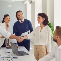 Jovens empresários com investidor