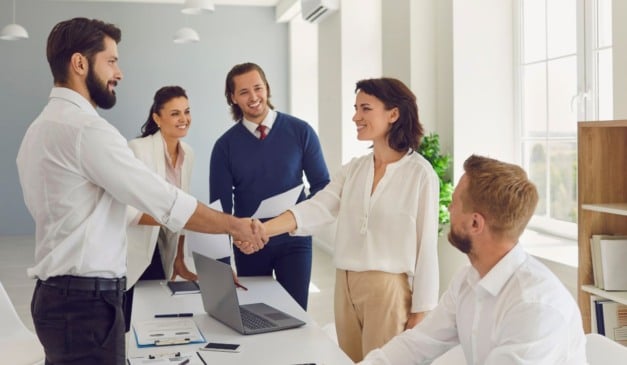 Jovens empresários com investidor