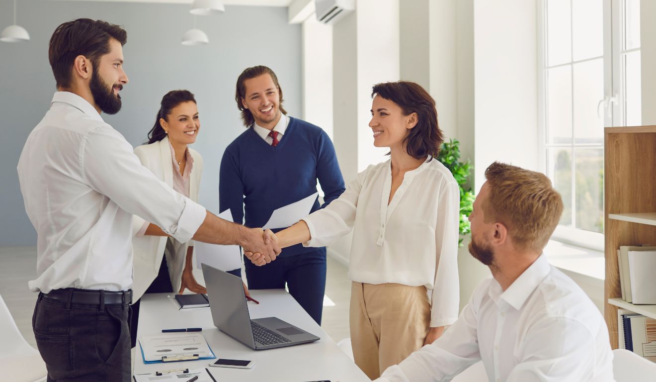 Jovens empresários com investidor Jovens empresários com investidor