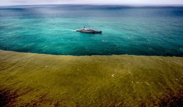 Linhares, 22/11/2015. Lama de rejeitos minerais proveniente da barragem do Fundão, Mariana (MG) chega ao oceano no distrito de Regência, em Linhares (ES).
