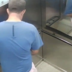 Marcelo evita tocar diretamente com as mãos nos botões do elevador. Reprodução/Videomonitoramento