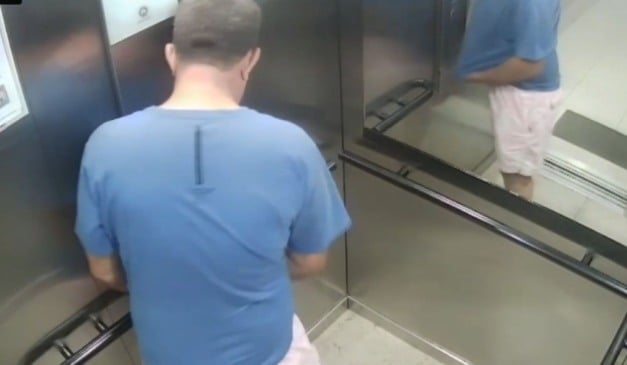 Marcelo evita tocar diretamente com as mãos nos botões do elevador. Reprodução/Videomonitoramento