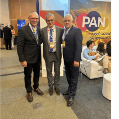 Dr. Eliud Garcia ao lado de Dr. Guttenberg Gurgel e  Dr Edwaldo Joviliano, diretor científico e Presidente Nacional da Sociedade Brasileira de Cirurgia Vascular para o próximo biênio. Foto: Divulgação