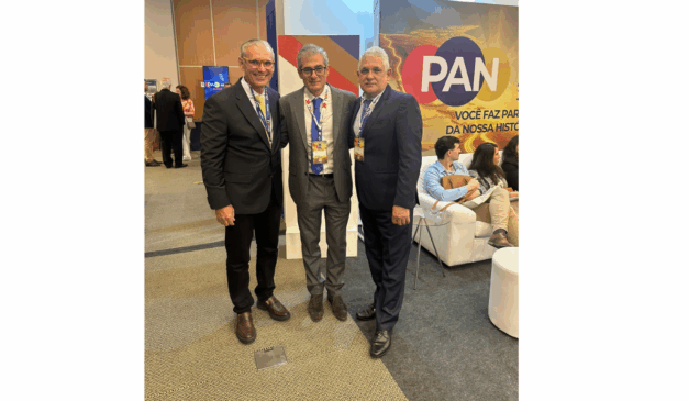 Dr. Eliud Garcia ao lado de Dr. Guttenberg Gurgel e  Dr Edwaldo Joviliano, diretor científico e Presidente Nacional da Sociedade Brasileira de Cirurgia Vascular para o próximo biênio. Foto: Divulgação