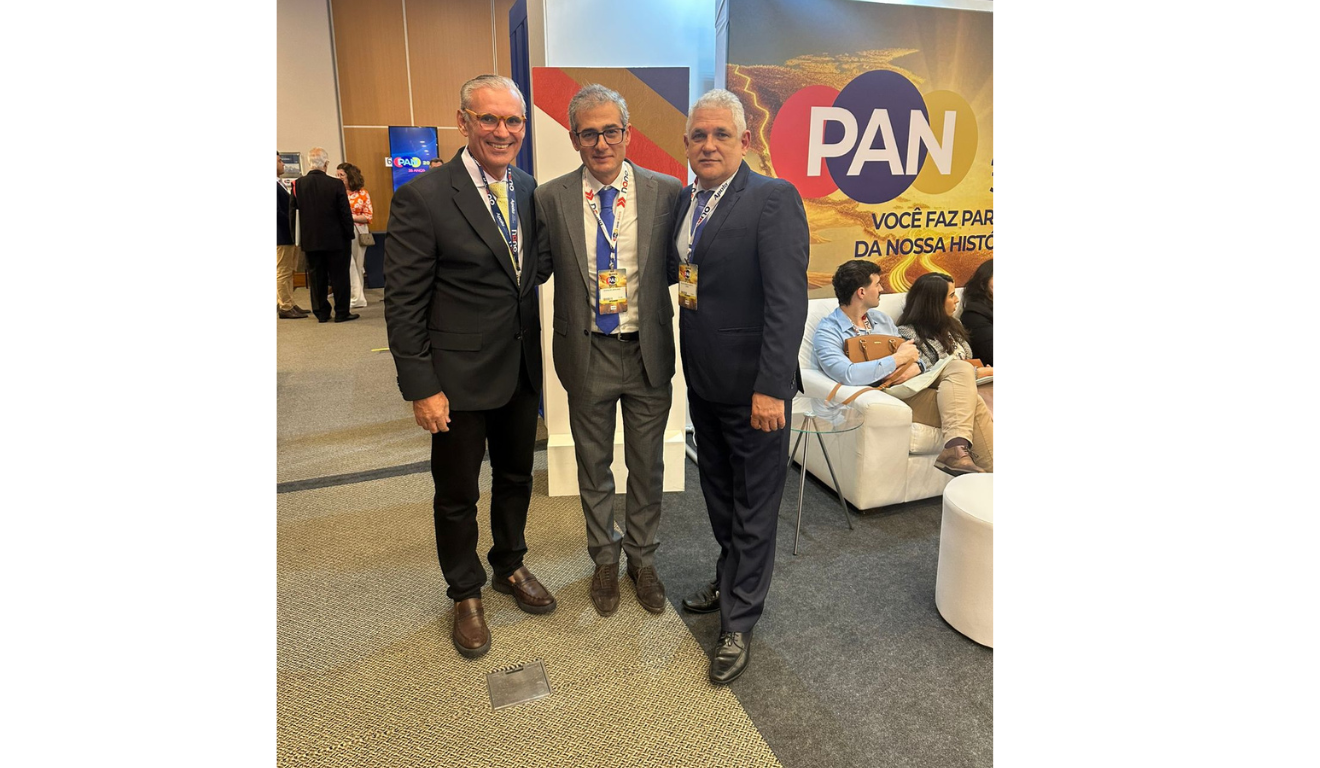 Dr. Eliud Garcia ao lado de Dr. Guttenberg Gurgel e Dr Edwaldo Joviliano, diretor científico e Presidente Nacional da Sociedade Brasileira de Cirurgia Vascular para o próximo biênio. Foto: Divulgação Dr. Eliud Garcia ao lado de Dr. Guttenberg Gurgel e Dr Edwaldo Joviliano, diretor científico e Presidente Nacional da Sociedade Brasileira de Cirurgia Vascular para o próximo biênio. Foto: Divulgação