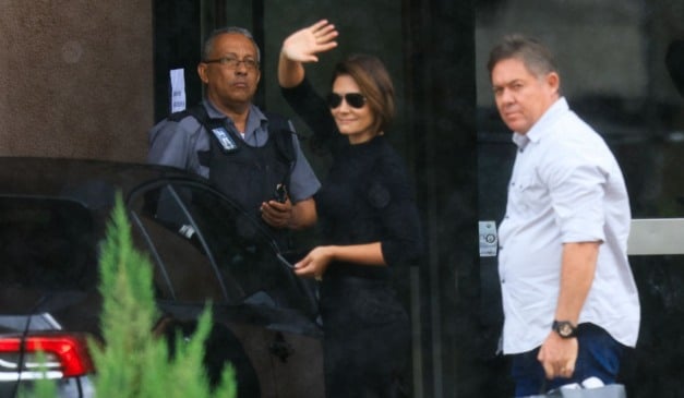 Michelle Bolsonaro chega à Superintendência da Polícia Federal para visitar Jair Bolsonaro