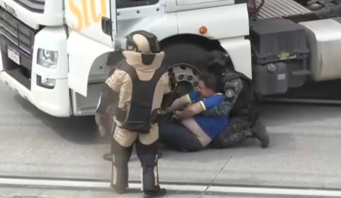 Motorista resgatado após ser sequestrado e amarrado a falsos explosivos no Rodoanel em São Paulo