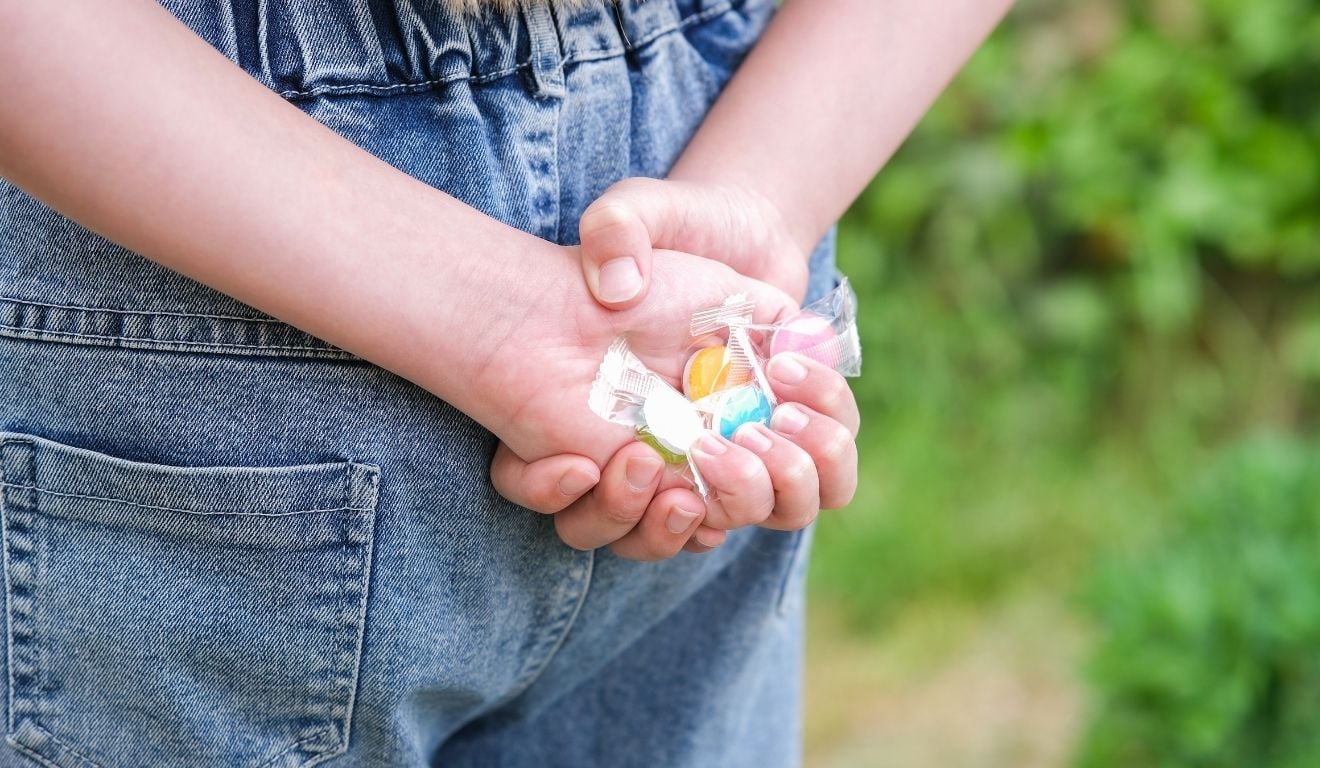 O que fazer quando sua criança rouba pequenas coisas e mente sobre isso? (Foto: Canva)