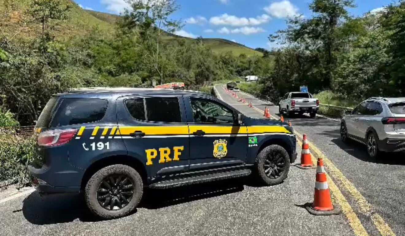 Obra na ponte sobre o Rio Jucu trânsito em pare e siga na BR-262 é suspenso Obra na ponte sobre o Rio Jucu trânsito em pare e siga na BR-262 é suspenso