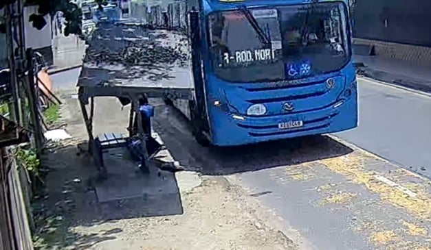 Ônibus transcol derruba abrigo