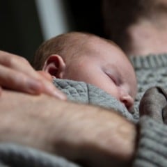 Pai com filho bebê no colo