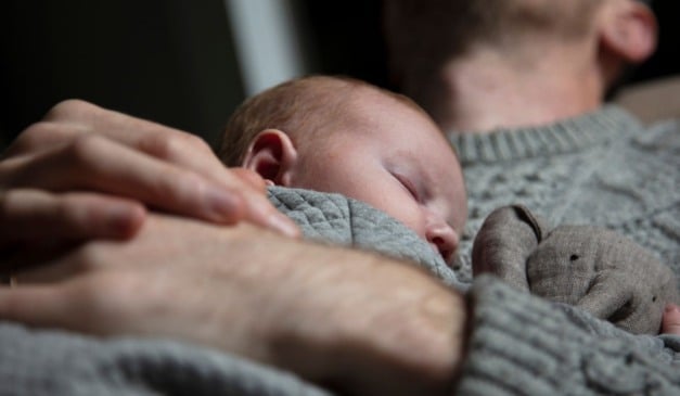 Pai com filho bebê no colo