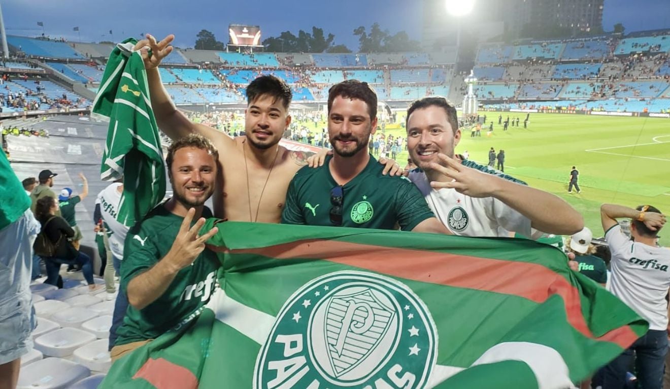 Sandro Moreta com amigos na final da Libertadores 2021 em Montevidéu