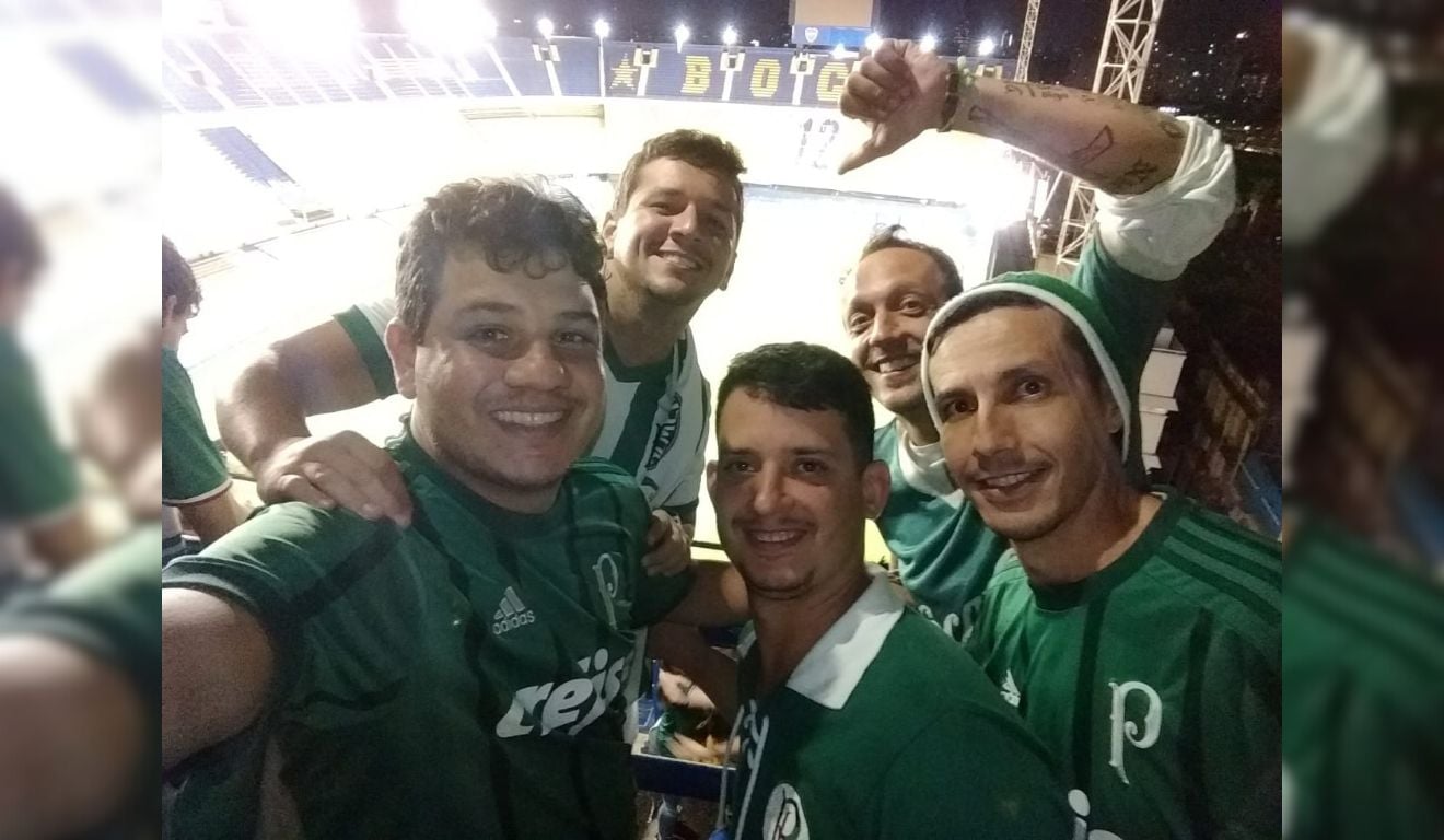 Leonardo Botelho com amigos em La Bombonera, em Buenos Aires, Argentina
